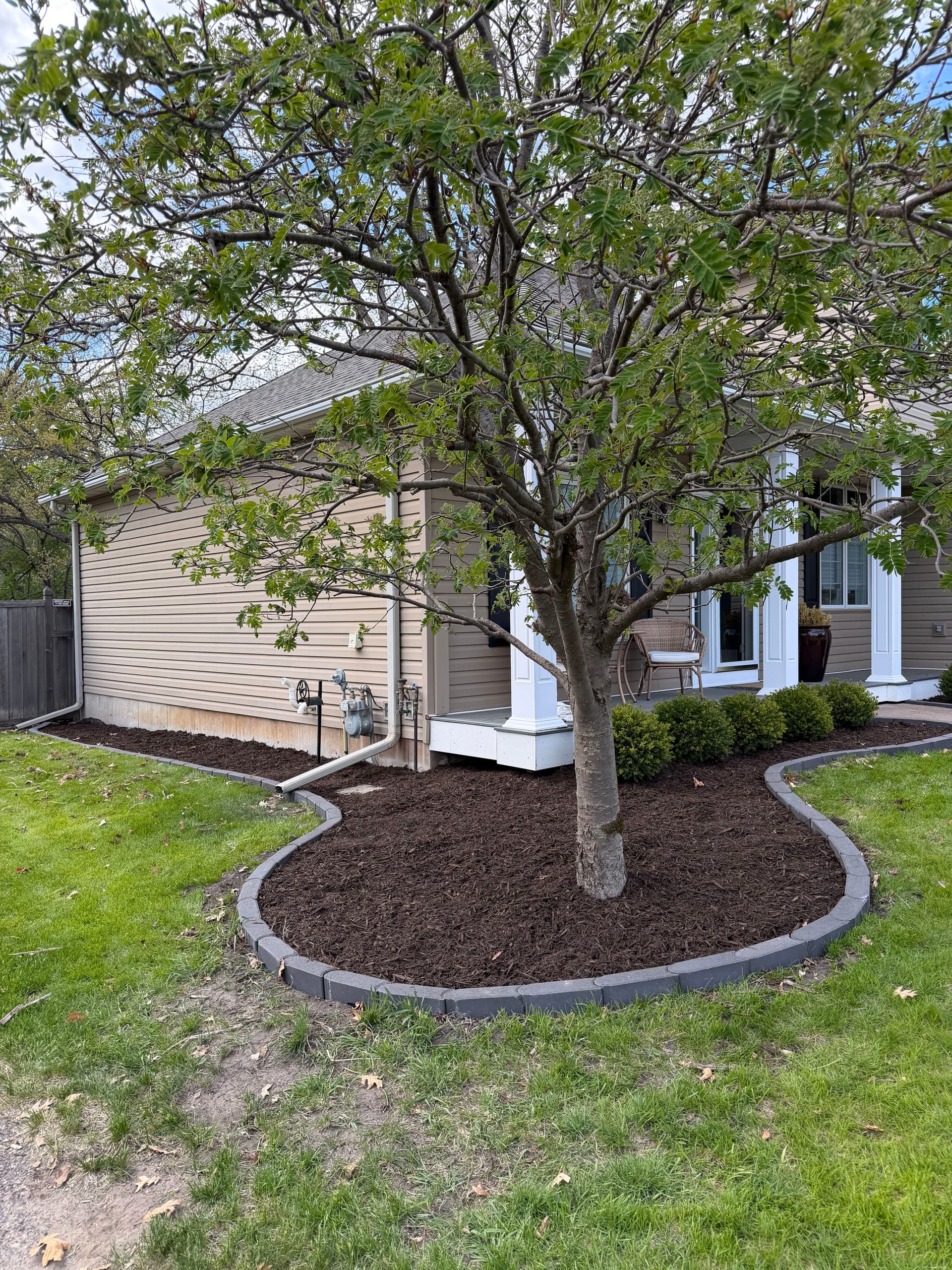 Gallery photos for Landscape Bed Reset with Fresh Mulch and Bullet Edging: Image #3