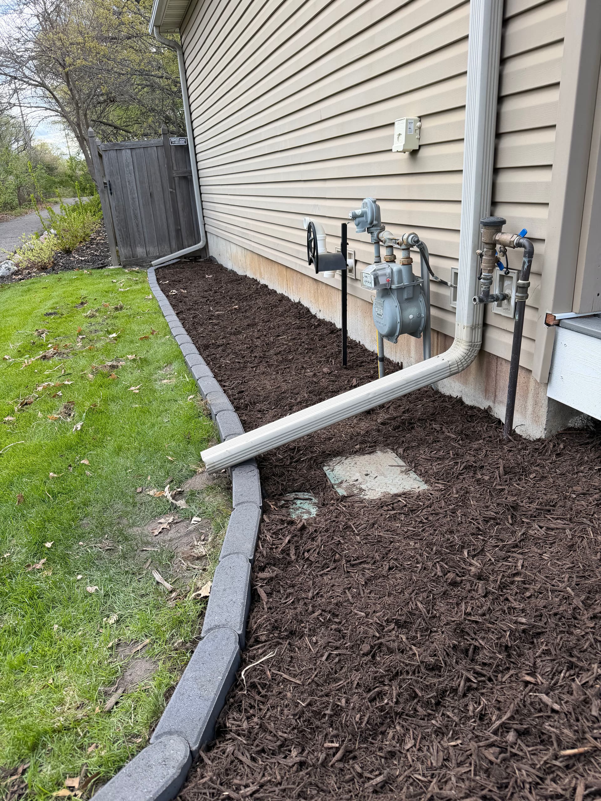 Gallery photos for Landscape Bed Reset with Fresh Mulch and Bullet Edging: Image #7